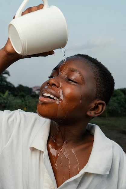 Smiley garçon africain lave son visage