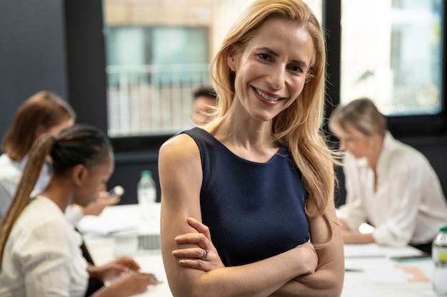 Smiley habilité femme d'affaires coup moyen