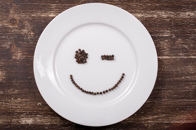 Un smiley heureux sur un plat blanc en gros plan