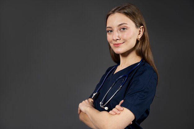 Photo smiley infirmière avec bras croisés plan moyen