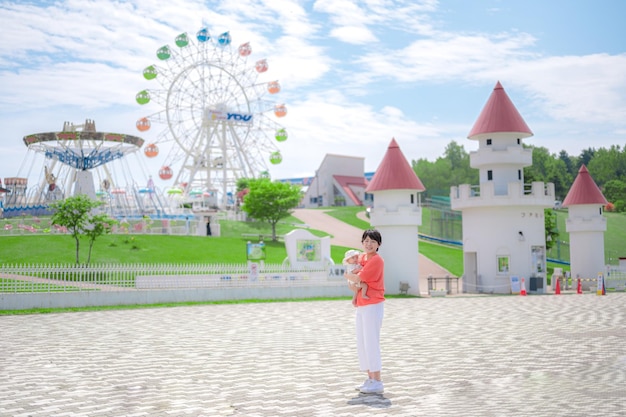 Smiley parents et enfants et l'apparition du parc d'attractions