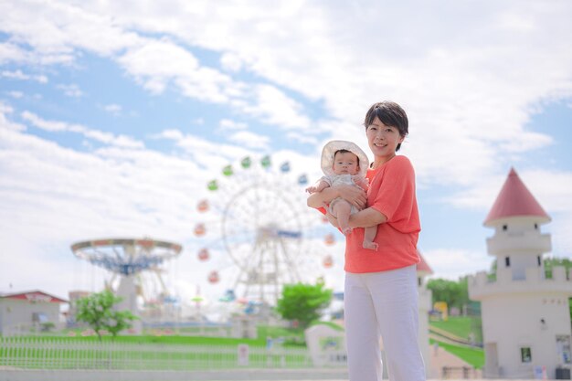 Smiley parents et enfants et l'apparition du parc d'attractions