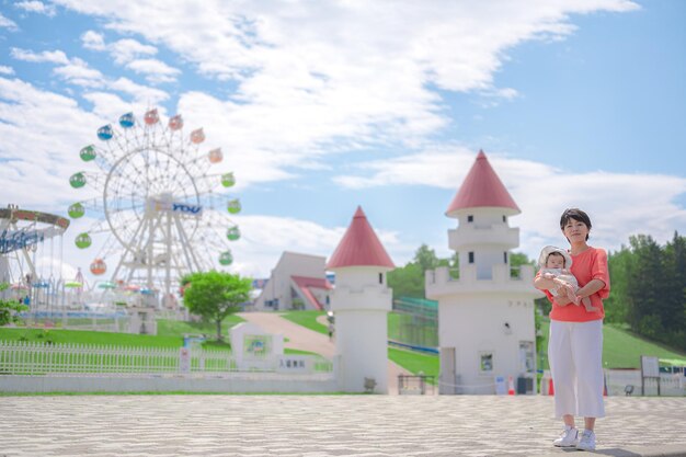 Smiley parents et enfants et l'apparition du parc d'attractions