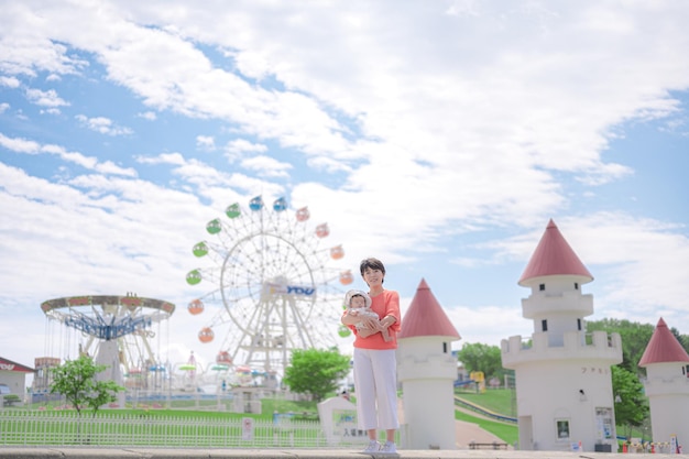 Smiley parents et enfants et l'apparition du parc d'attractions