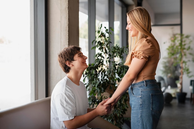 Smiley de plan moyen fille et garçon amoureux