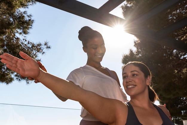 Smiley shot moyen femmes faisant du yoga