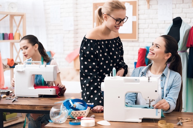 Smiling Designer Surveille Le Travail Et Le Processus De Contrôle