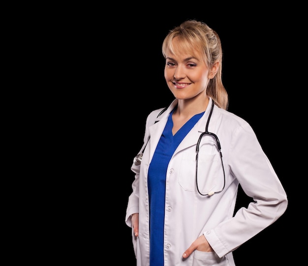 Smiling medical doctor woman with stethoscope isolé sur fond noir