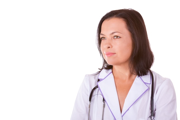 Smiling Medical Woman Doctor avec stéthoscope et copiez l'espace pour votre conception sur un fond blanc