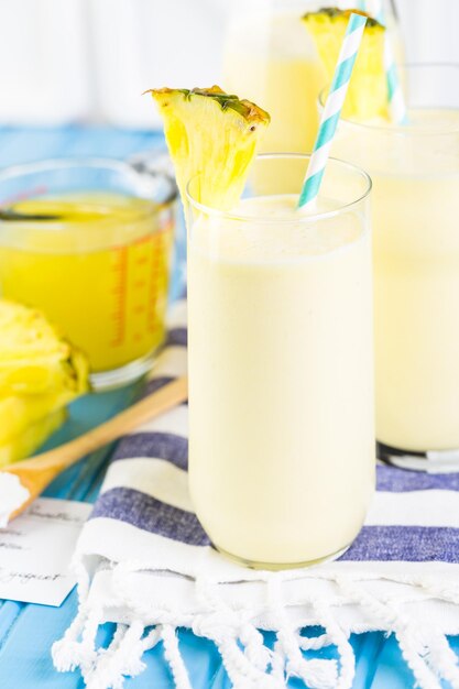 Smoothie à l'ananas et au gingembre fraîchement préparé avec du yogourt grec et du jus.