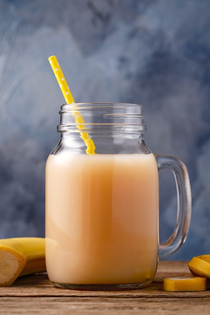 Smoothie d'ananas et de banane dans un bocal en verre