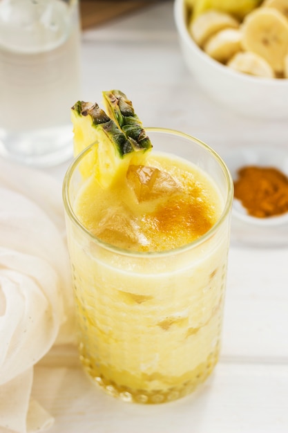 Smoothie ananas et banane servi dans un verre