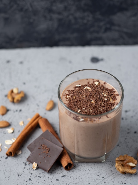 Smoothie au chocolat au lait avec noix de cacao cannelle