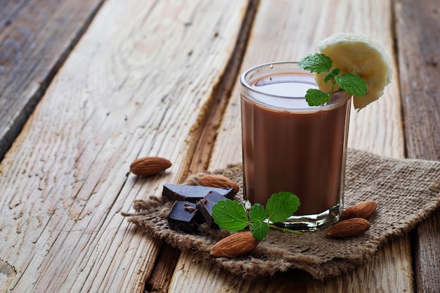 Smoothie au chocolat avec banane et menthe