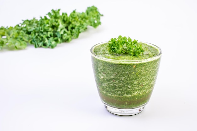 Smoothie au chou vert sain dans un verre isolé sur fond de tableau blanc