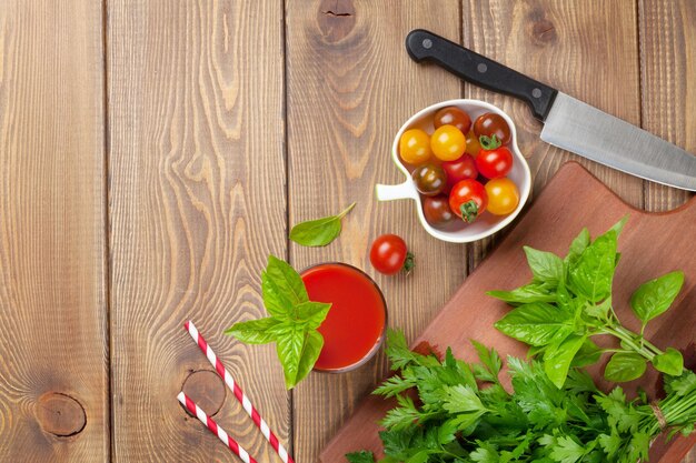 Smoothie au jus de tomate fraîche et basilic