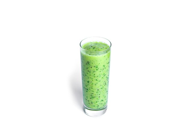 Smoothie au kiwi et aux épinards isolé sur blanc. Verre avec smoothie vert.