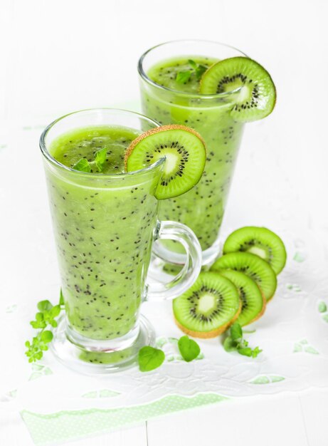 Smoothie au kiwi sur fond blanc gros plan