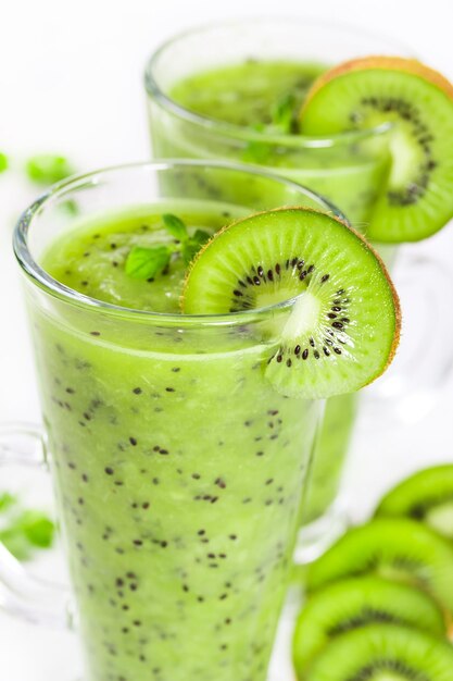 Smoothie au kiwi sur fond blanc gros plan