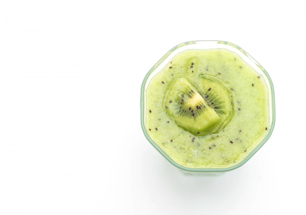 smoothie au kiwi sur fond blanc