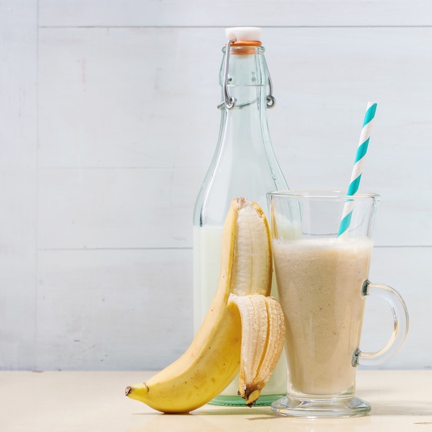 Smoothie au lait et aux bananes