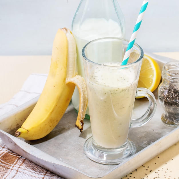 Smoothie au lait et aux bananes