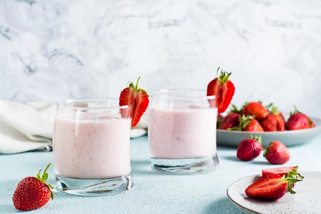 Smoothie au lait avec fraises et menthe dans des verres sur la table Nourriture maison saine