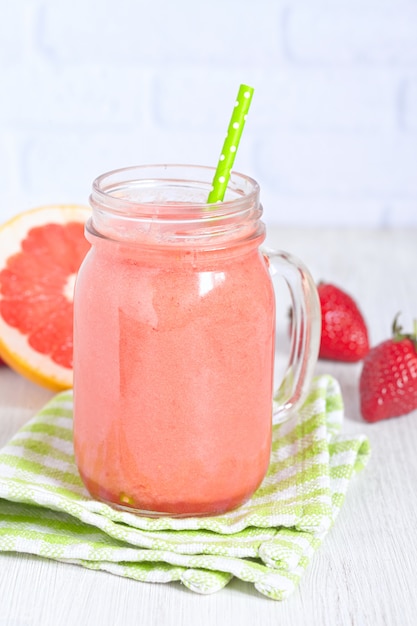 Smoothie au pamplemousse et aux fraises