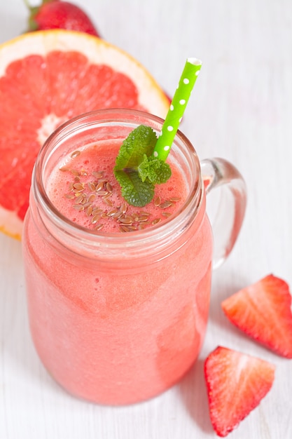 Smoothie au pamplemousse et aux fraises