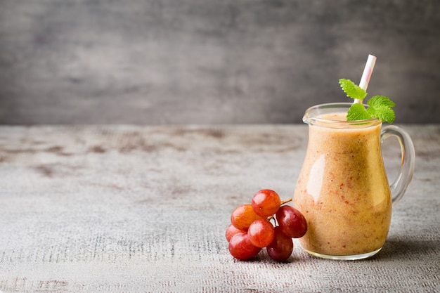 Smoothie au raisin avec raisins et feuilles de menthe