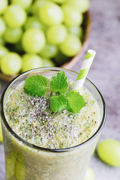 Smoothie au raisin, sur la table grise.