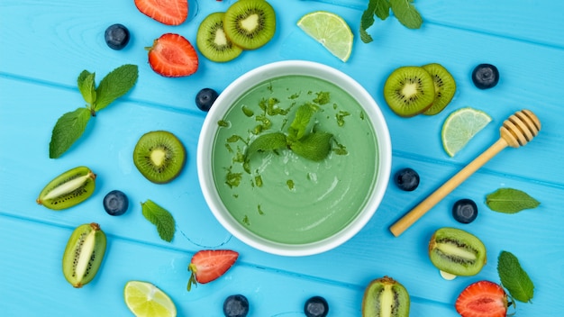 Smoothie aux algues spiruline avec baies de chia et fruits aliments sains à plat