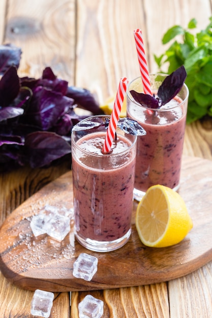 Smoothie aux baies et au lait frappé