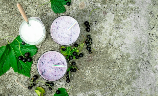 Smoothie aux baies dans des verres.