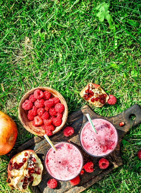 Smoothie aux baies dans des verres.