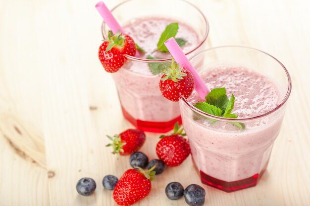 Smoothie aux baies saines en verre