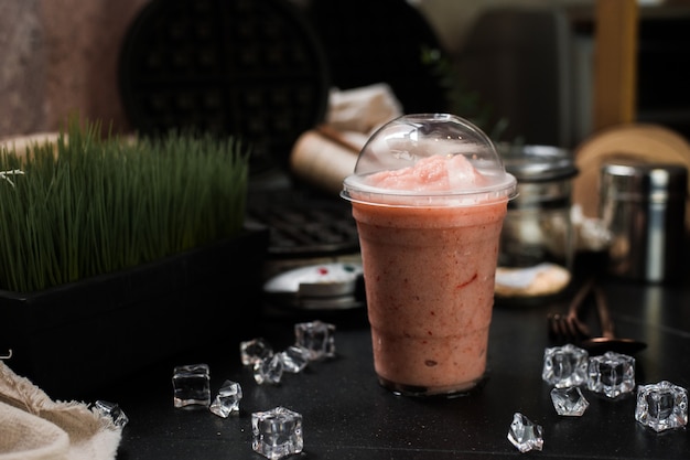 Smoothie aux baies servi sur table noire au cafeÃ¢Â€Â‹