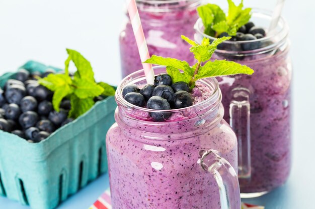 Smoothie aux bleuets fait de bleuets frais biologiques et de yogourt nature.