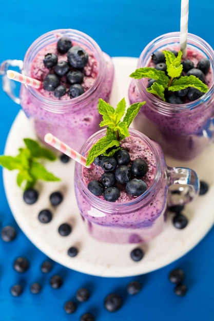 Smoothie aux bleuets fait de bleuets frais biologiques et de yogourt nature.