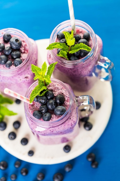 Smoothie aux bleuets fait de bleuets frais biologiques et de yogourt nature.