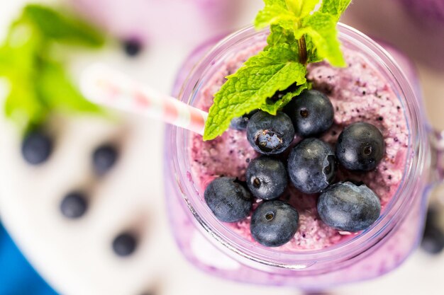 Smoothie aux bleuets fait de bleuets frais biologiques et de yogourt nature.