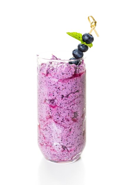 Smoothie aux bleuets fait de bleuets frais biologiques et de yogourt nature.