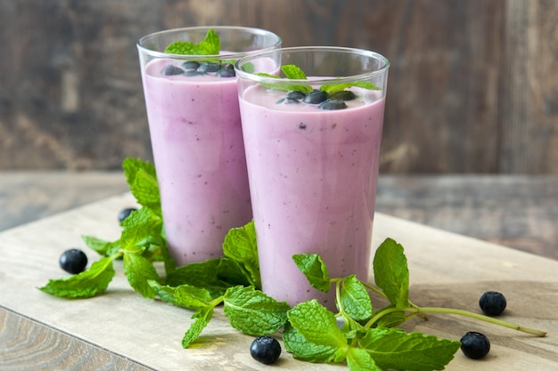 Smoothie aux bleuets frais sur bois rustique