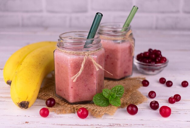 Smoothie aux canneberges et bananes en bocaux.