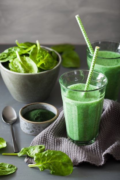 Smoothie aux épinards verts et spiruline