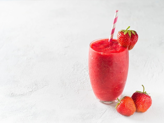 Smoothie aux fraises et baies crues fraîches