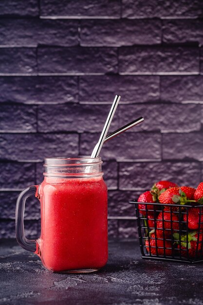 Photo smoothie aux fraises ou cocktail dans le pot en verre