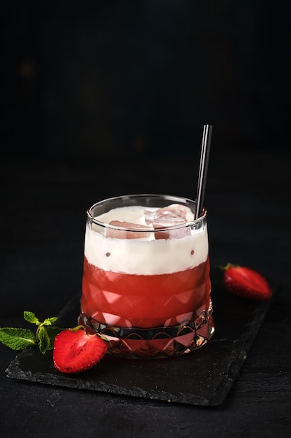 Smoothie aux fraises avec crème et glace.