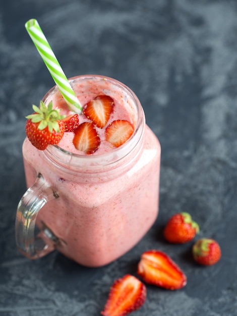 Smoothie aux fraises sur fond de pierre