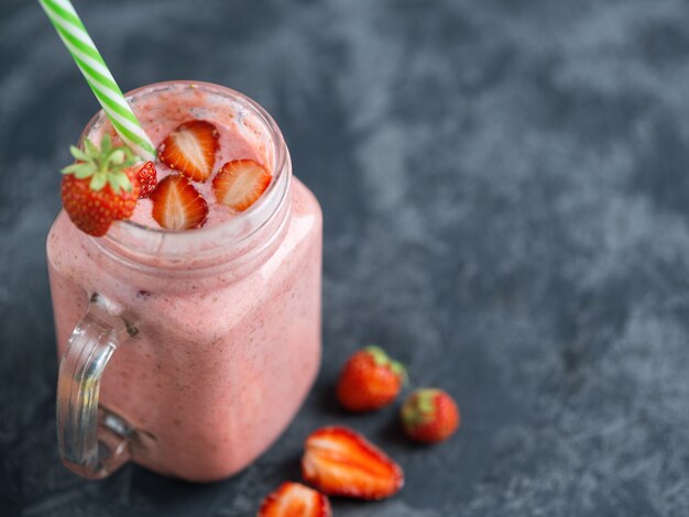 Smoothie aux fraises sur fond de pierre